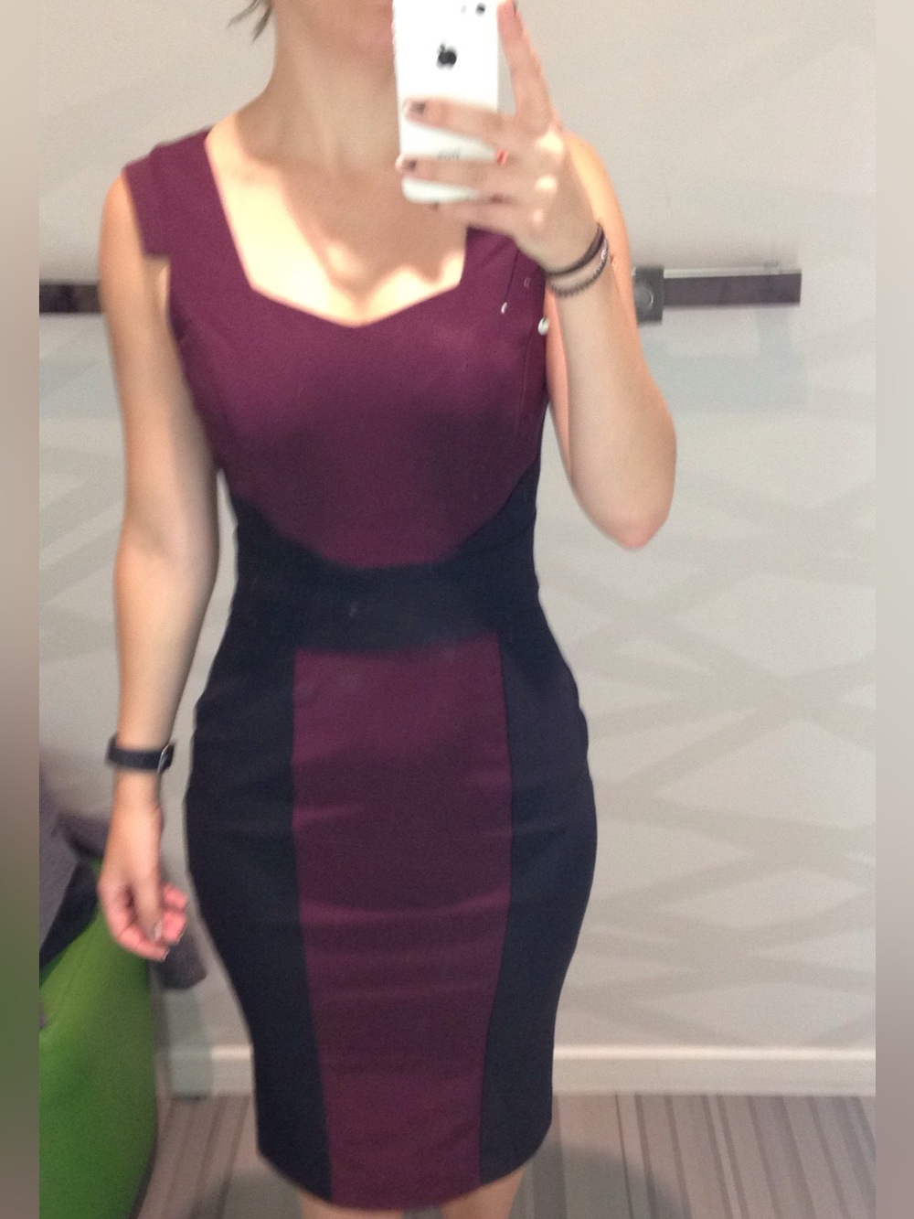 RW&CO. burgundy & black colorblock sheath dress, size 4. 🍷🖤